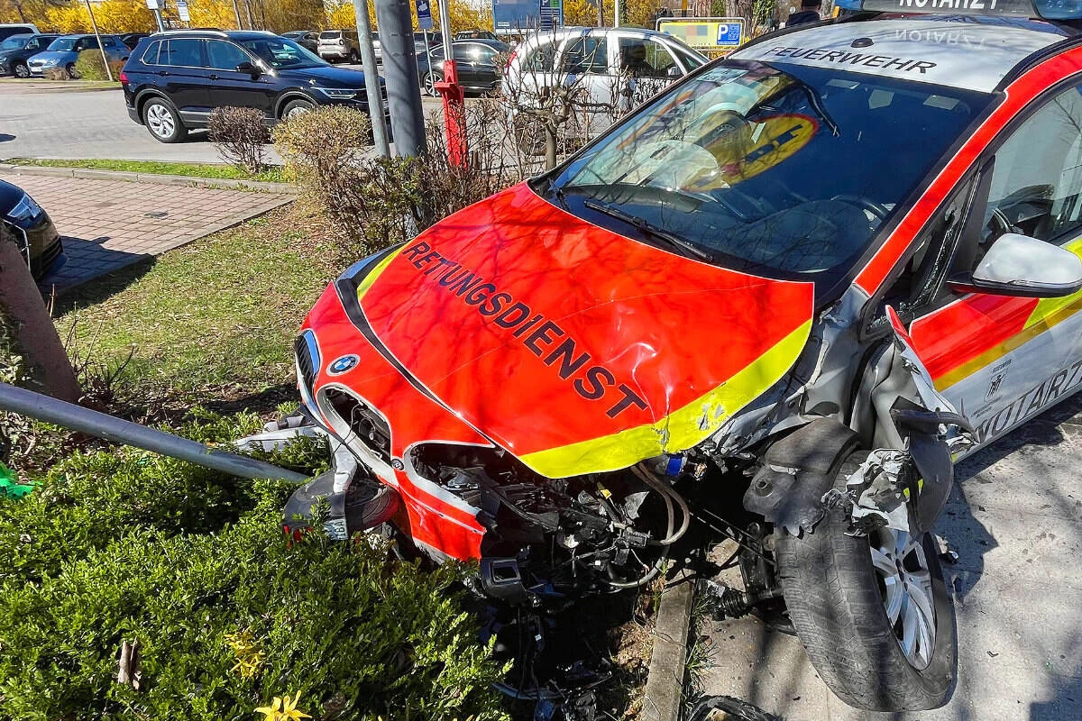 Während Einsatz: Notarzt-Auto kracht in Mercedes!