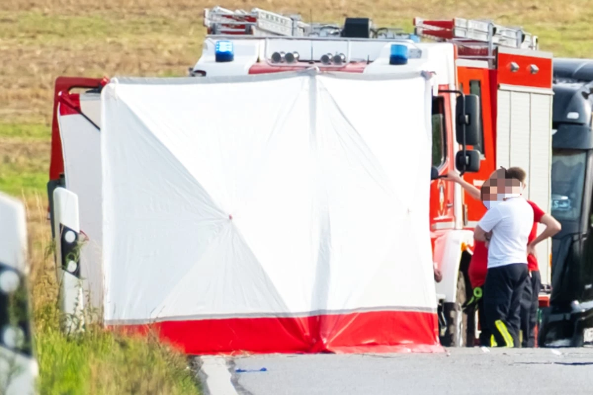 Tödlicher Unfall: Bikerin (†23) kommt von Straße ab und kracht gegen Verkehrsschild