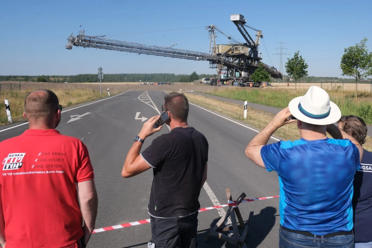 Was ist da los? Sächsische Bundesstraße für gewaltigen Koloss gesperrt