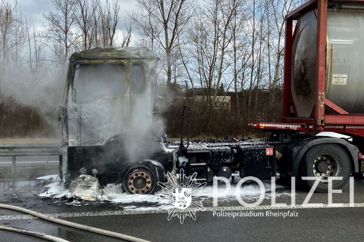 Sattelzug mit Tankanhänger fängt auf der A6 plötzlich Feuer