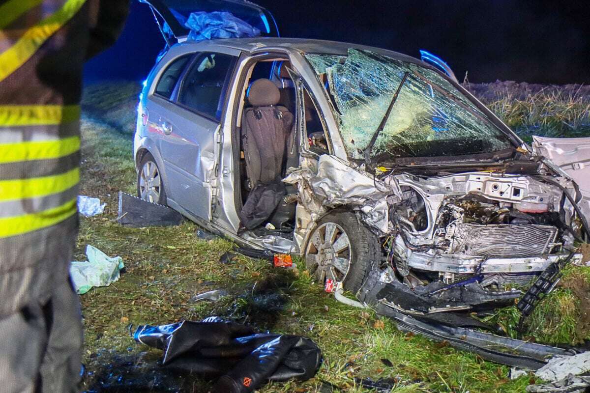 Opel und VW krachen frontal ineinander! Mann stirbt in Wrack, zwei Menschen schwer verletzt