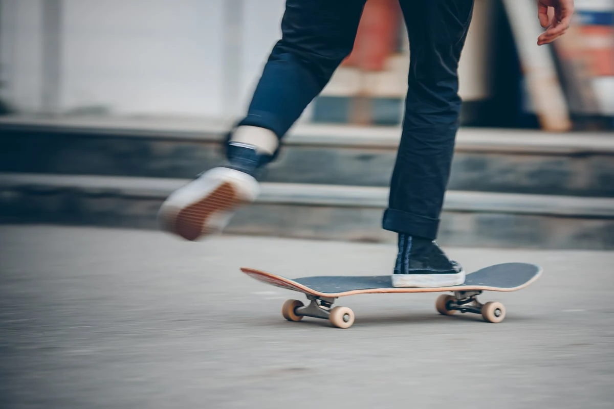 Wurde er übersehen? Skateboardfahrer bei Verkehrsunfall schwer verletzt