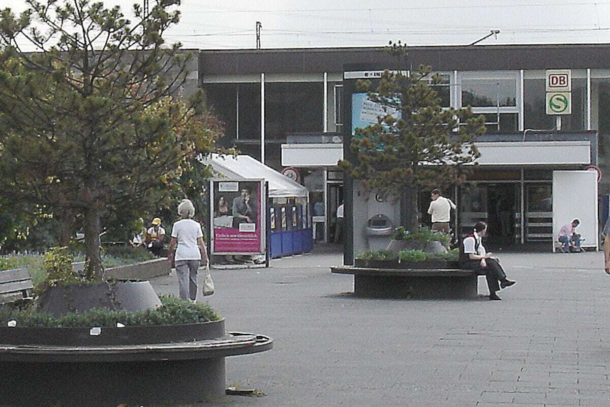 Panik am Bahnhof: 44-Jähriger zielt mit Waffe auf Kinder