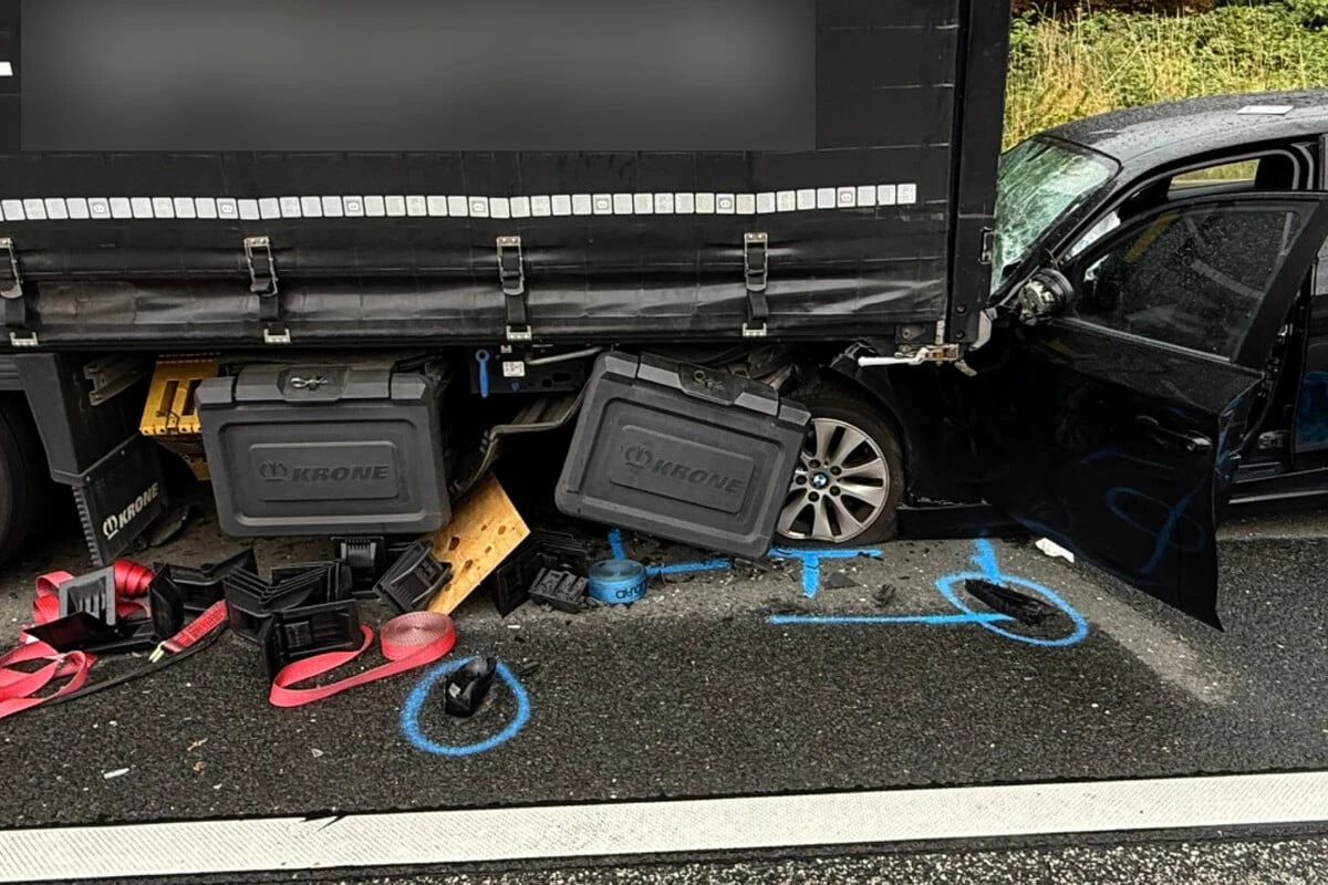 BMW kracht auf A5 in abgestellten Lkw: Fahrer stirbt an Unfallstelle