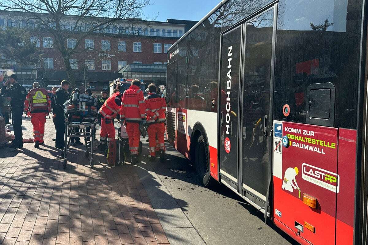 Rollstuhlfahrerin wird am Altona Bahnhof von Linienbus erfasst