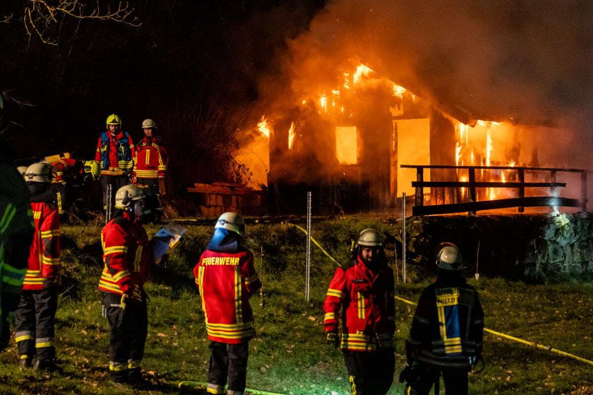 Feuerwehr muss zu Fuß zum Brandort: Waldhütte steht lichterloh in Flammen