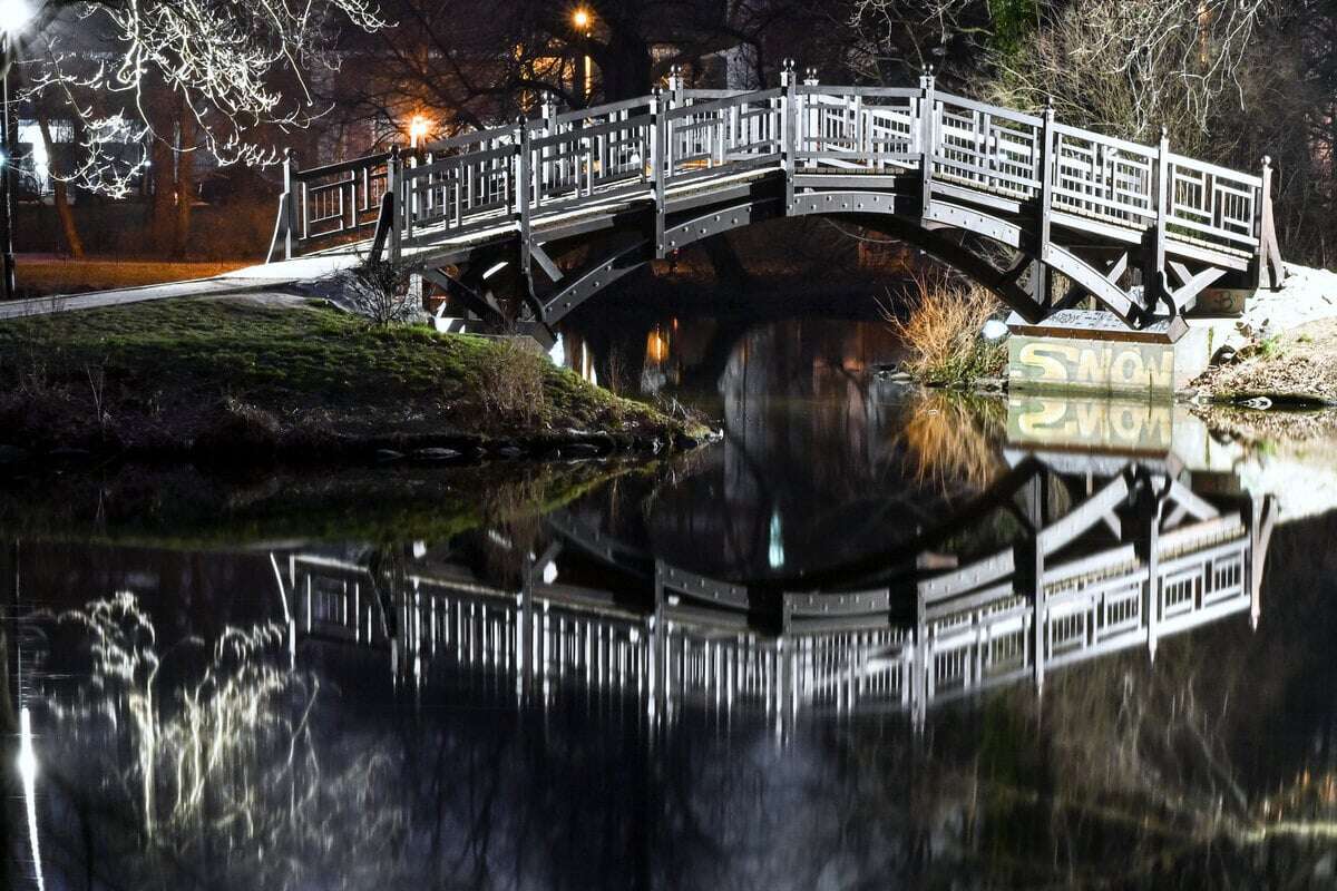 Geschlagen, verfolgt und mit Flasche beworfen: 19-Jähriger in Leipziger Park angegriffen