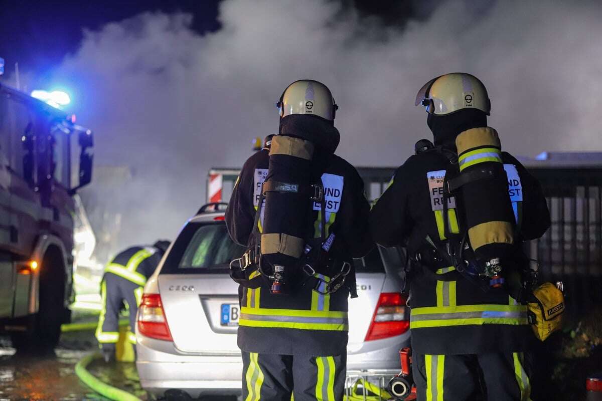 Campingwagen-Lagerhalle brennt völlig aus: Gefährliche Löscharbeiten für Feuerwehr!