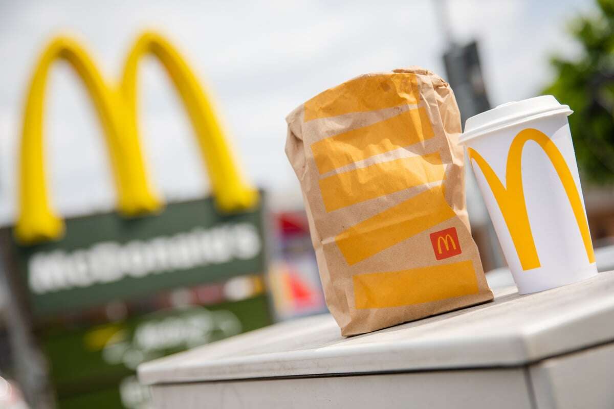 Gefährlicher Snack: Frau isst McDonald's-Burger – dann muss sie plötzlich ins Krankenhaus!