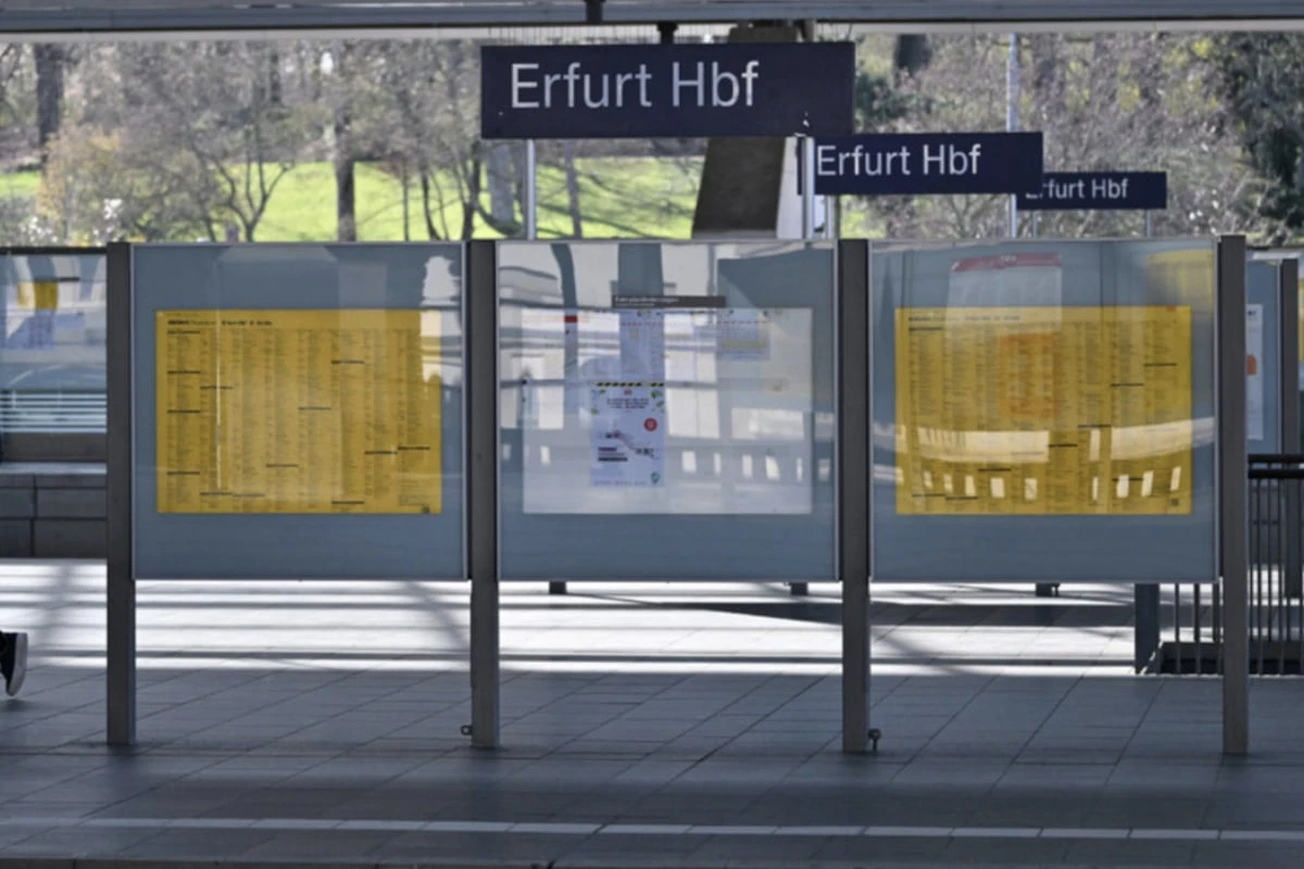Betrunkener Schwarzfahrer spuckt Zugbegleiterin an