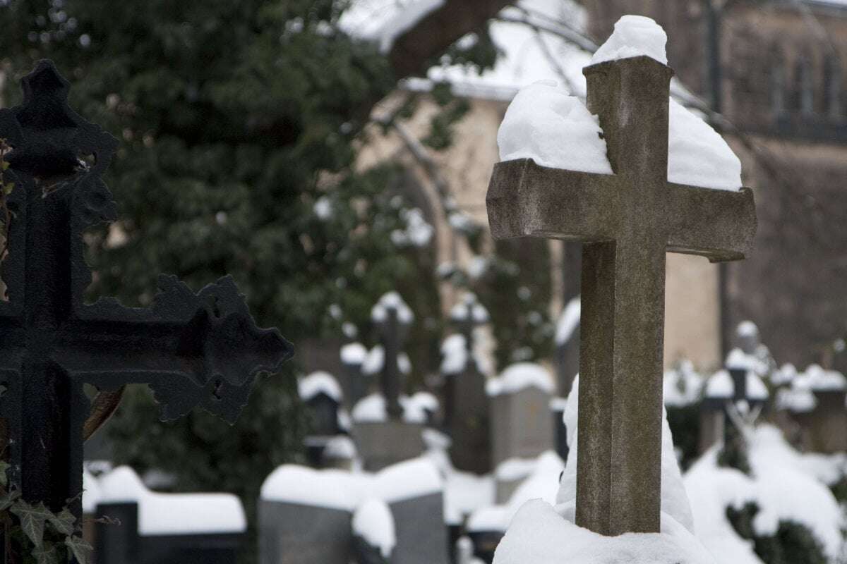 Seniorin von Friedhof befreit: Kurioser Feuerwehr-Einsatz und ein Helfer der alten Schule