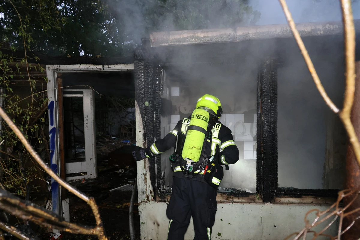 Feuerwehreinsatz in Chemnitz: Laube komplett ausgebrannt