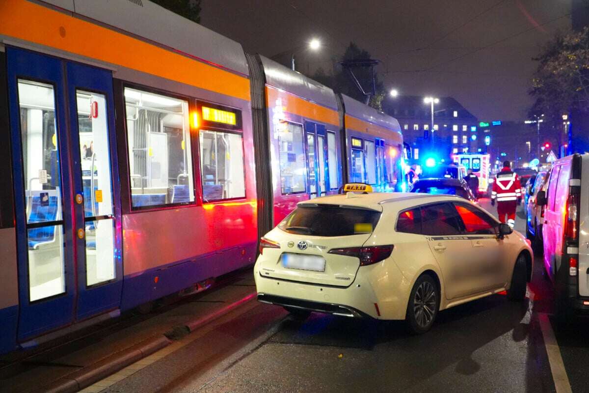 Crash am Hauptbahnhof: Straßenbahn rammt Taxi von Gleisen