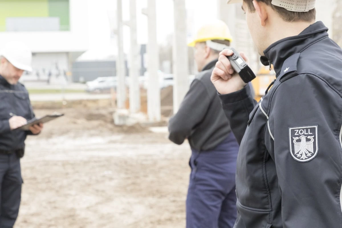 Zoll stellt zahlreiche Verstöße auf Baustellen fest: Arbeiter flüchten