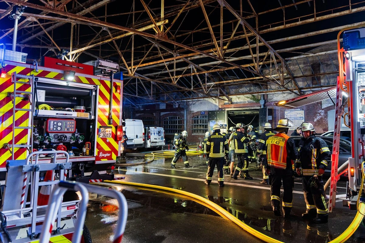 Brand in einstigem Opel-Werk: Großer Feuerwehr-Einsatz in Rüsselsheim