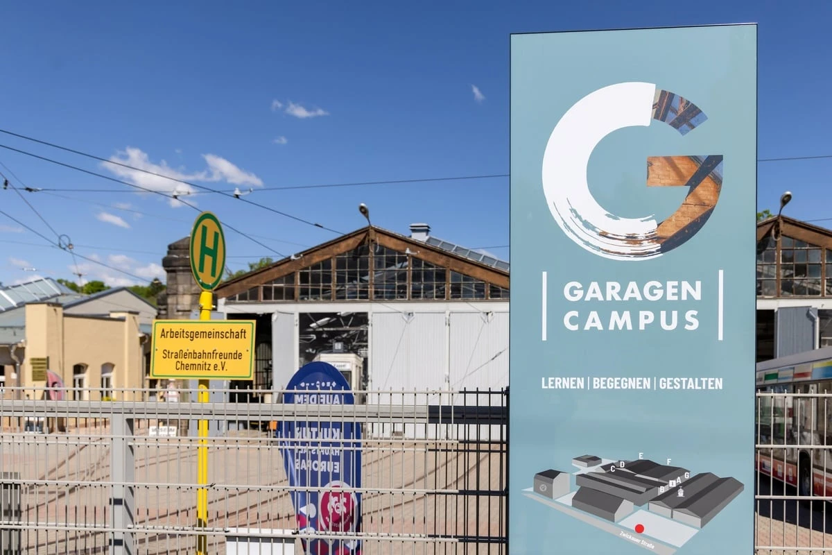 Heute ist Eröffnung: Garagen-Ausstellung blickt in private Rückzugsorte
