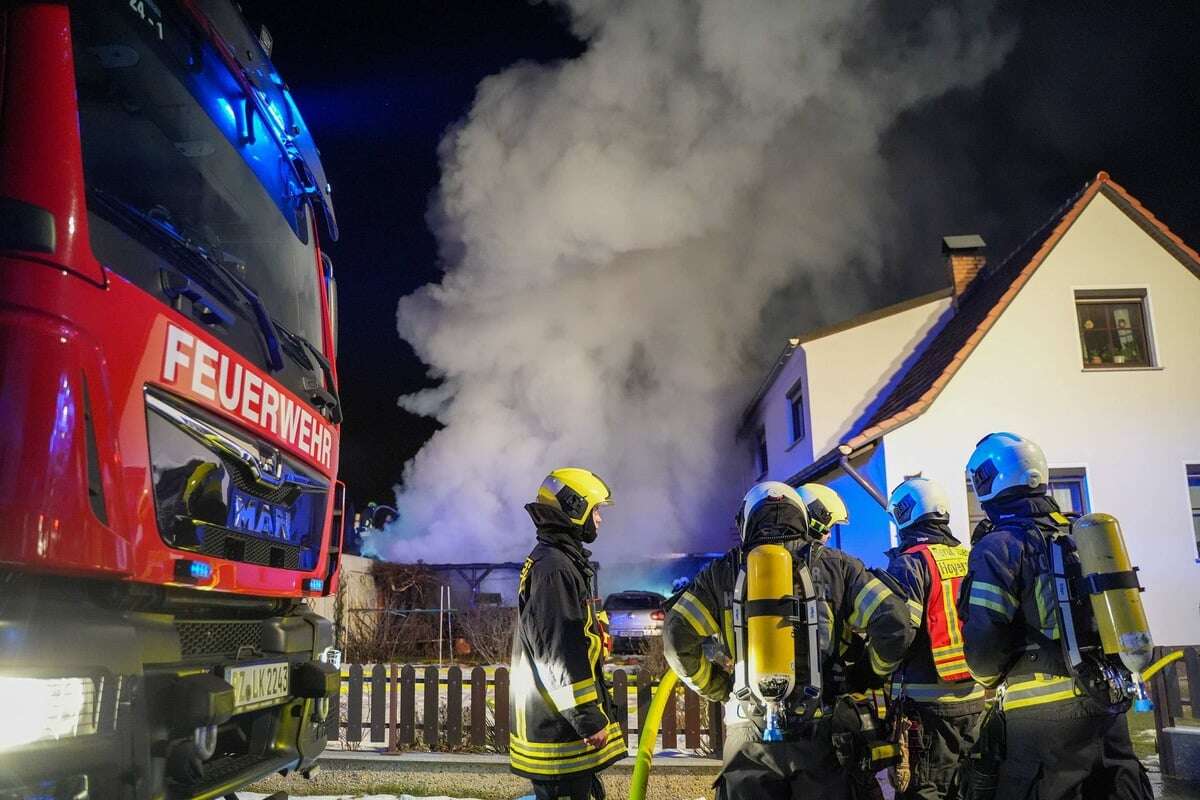 Garage geht in Flammen auf: Auto wird völlig zerstört