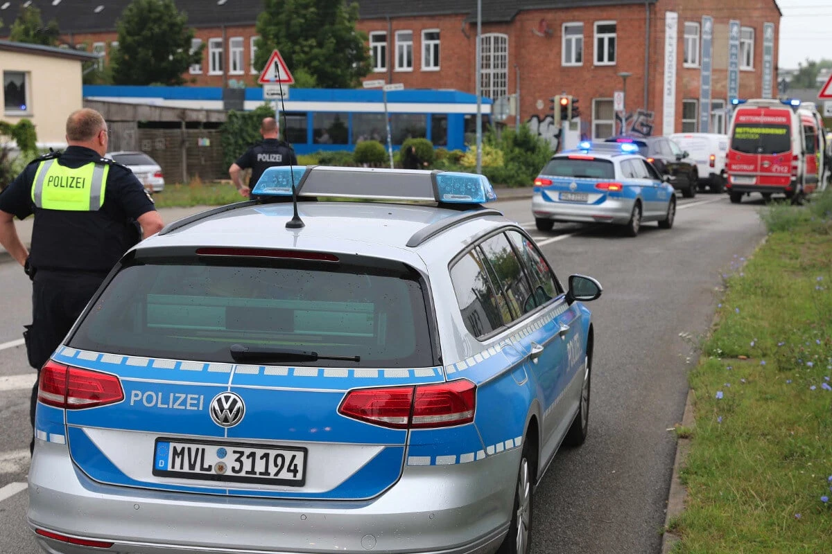 Mann betritt Tischlerei, plötzlich sticht er auf Mitarbeiter ein