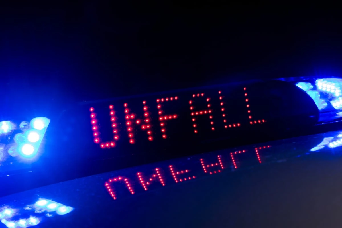 Frau bei Unfall schwer verletzt: Autos völlig zerstört