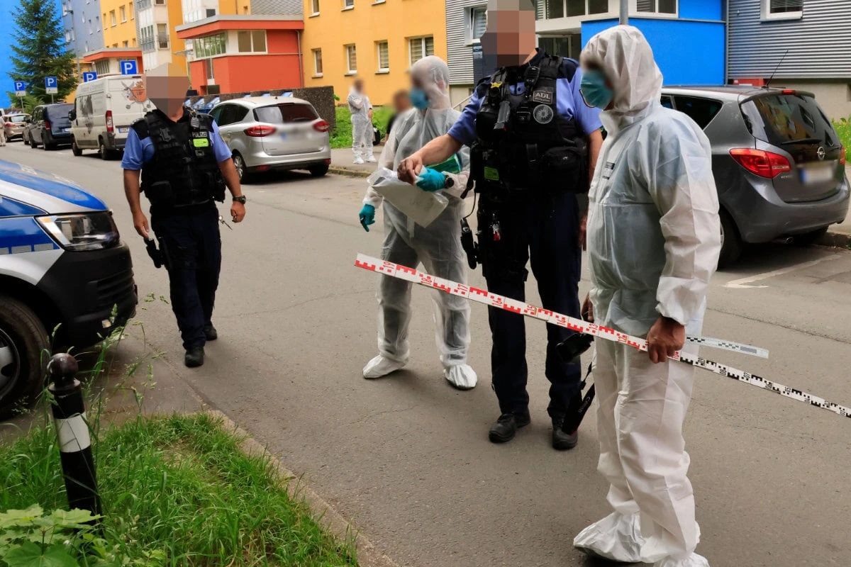 Frau im Chemnitzer Heckert-Gebiet getötet, weitere verletzt: Mann flieht Richtung Tschechien