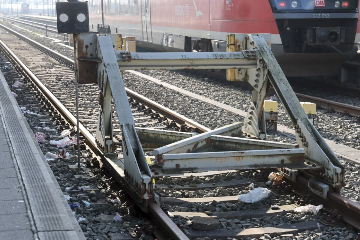 Schock in Pendler-Zug: S-Bahn-Fahrer verbremst sich und kracht in Prellbock
