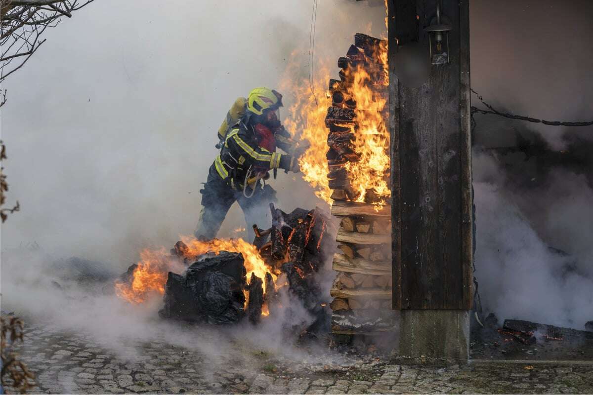 Feuerwehreinsatz im Erzgebirge: Garage komplett abgefackelt!