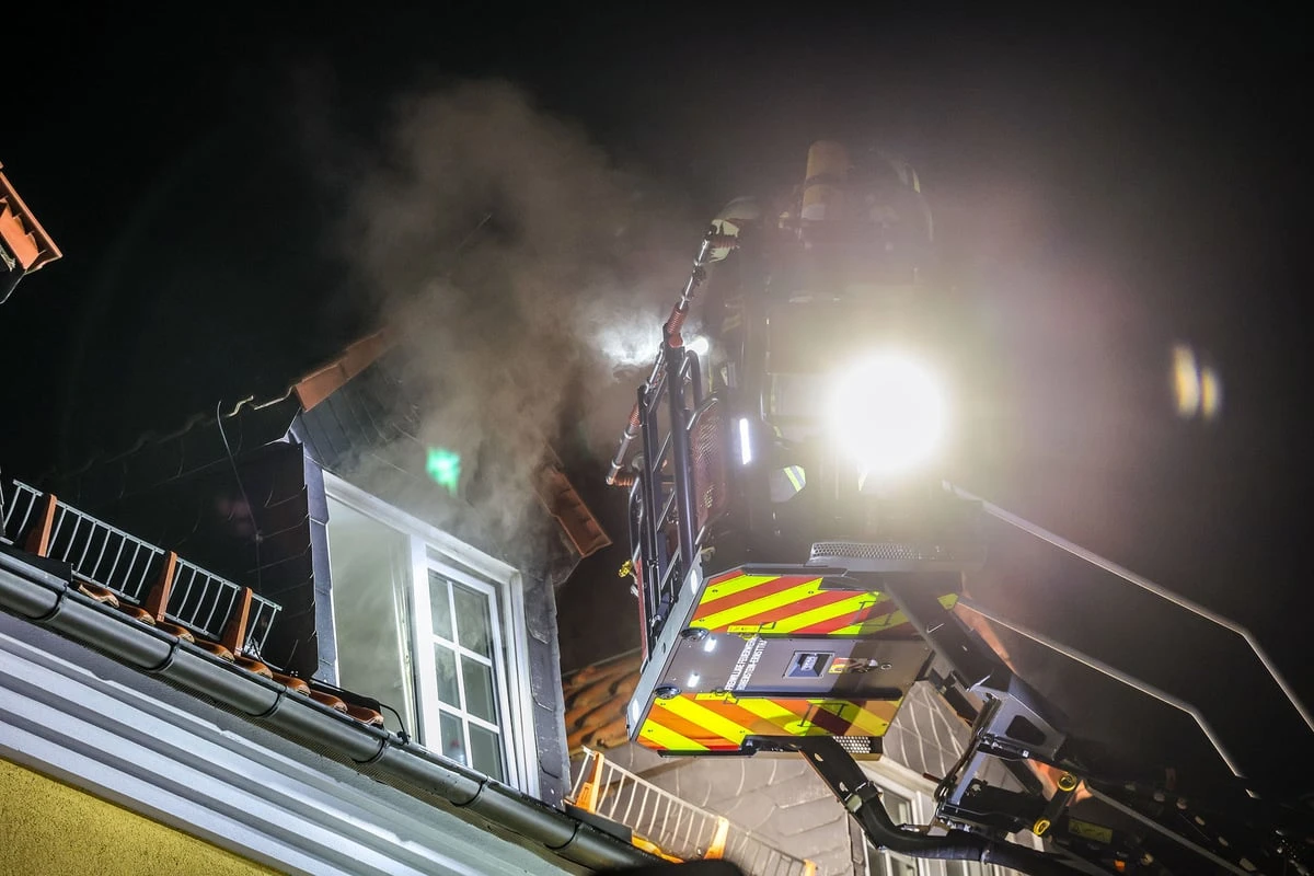 Brand im Dachgeschoss von Mehrfamilienhaus: Straße muss voll gesperrt werden