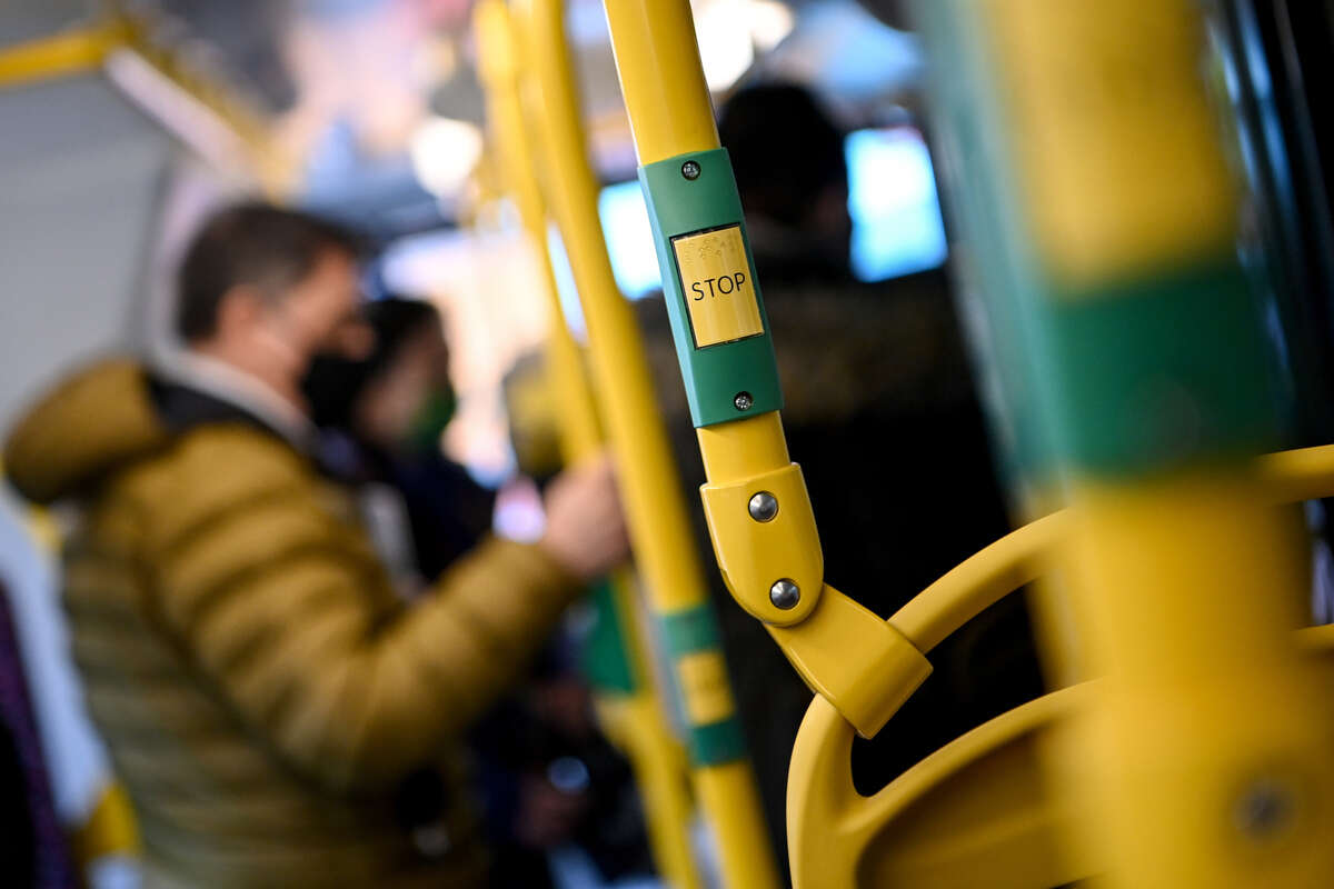 Autofahrerin übersieht Bus am Ku'damm: Fünf Fahrgäste verletzt