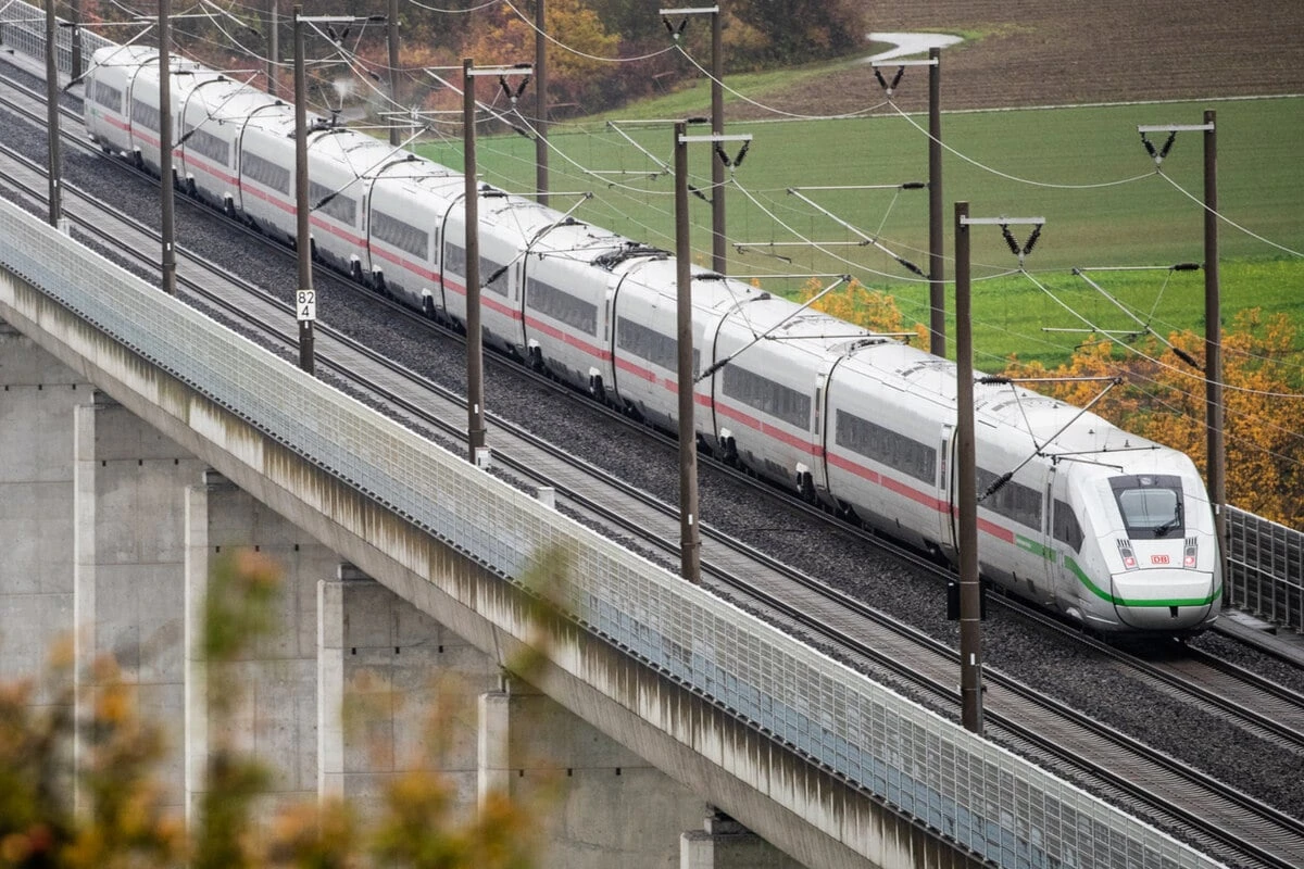 Person auf Schnellfahrstrecke von ICE erfasst: Wichtige Fernverbindung unterbrochen
