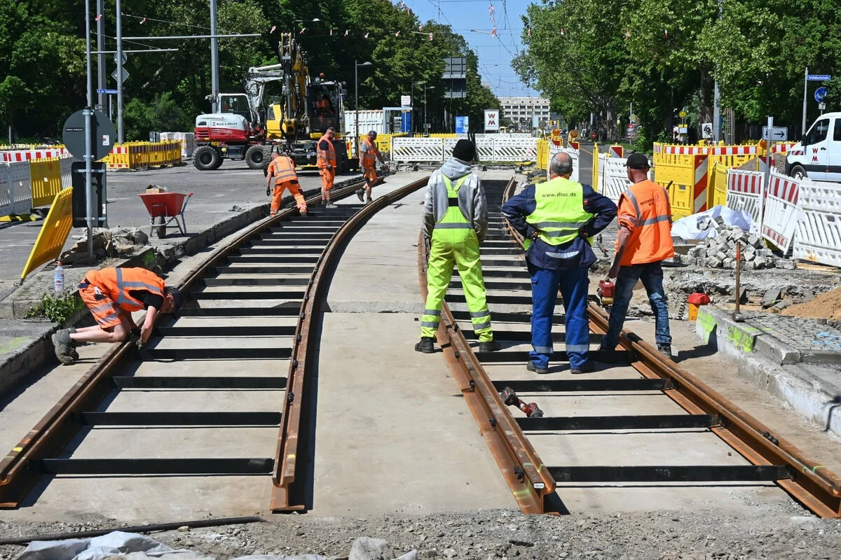 Baustelle Prager Straße: Chaos auf Geh- und Radweg, Schlupfloch wieder offen, erste Gleise verlegt