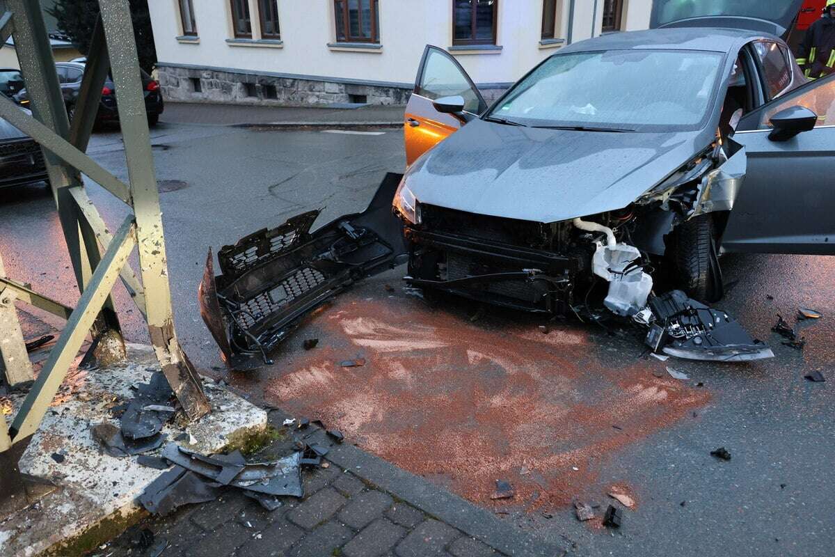 Crash im Erzgebirge: Auto kracht gegen Strommast, Vollsperrung