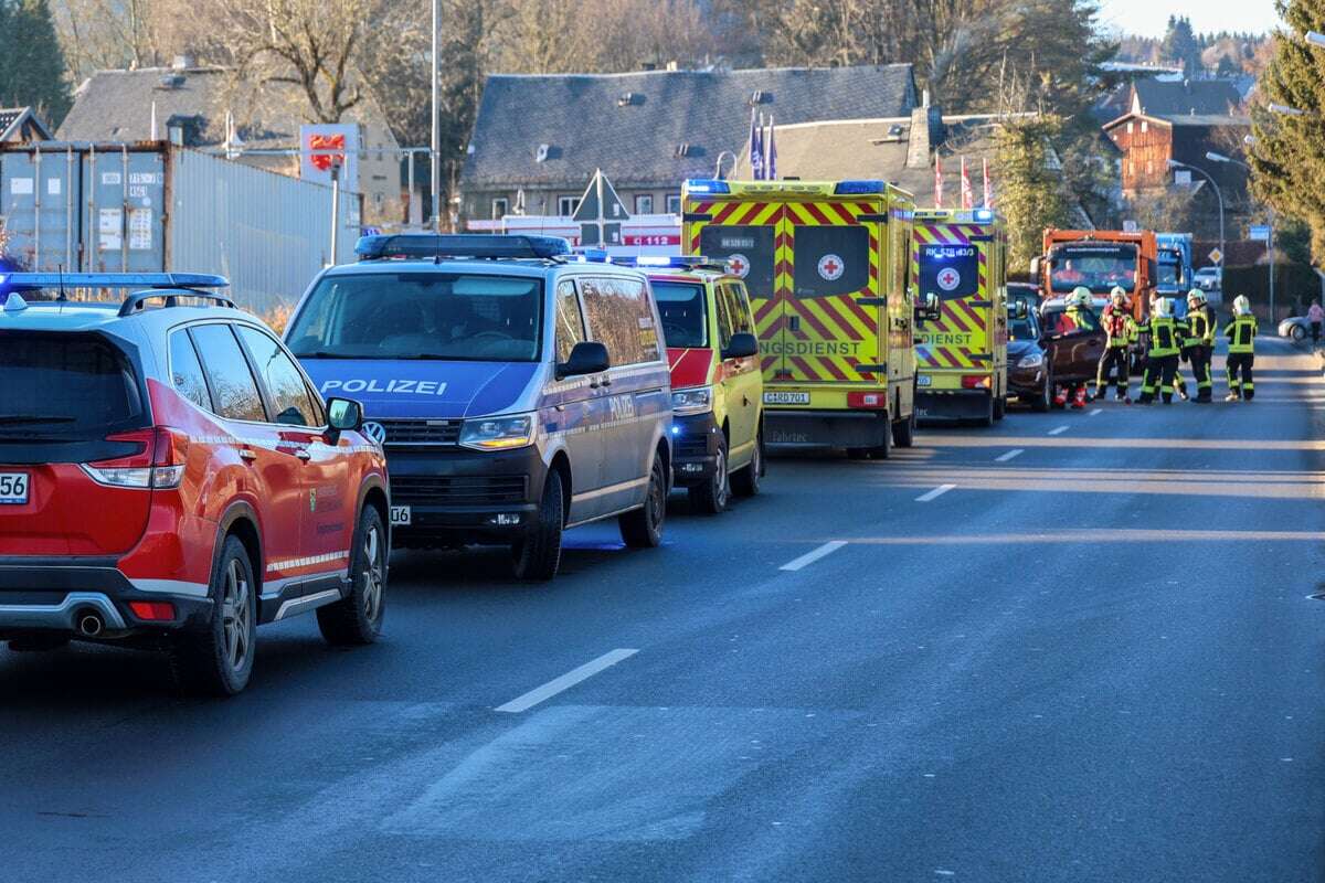 Stau nach Unfall auf Staatsstraße im Erzgebirge