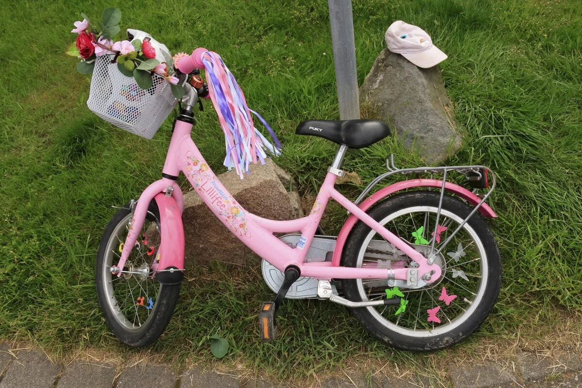 Mädchen springt vom Fahrrad, bevor Transporter-Fahrer drüberrollt