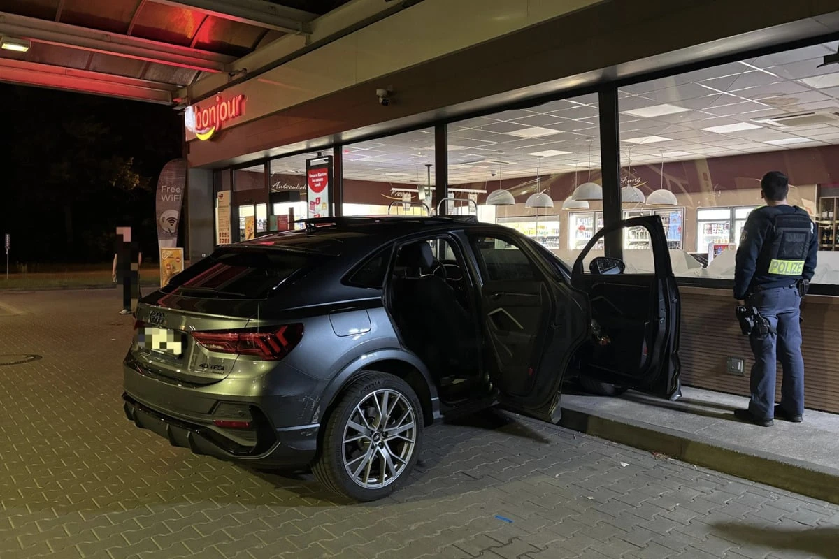 Ohne Führerschein, aber im Vollrausch: Promille-Fahrt endet in Tankstelle