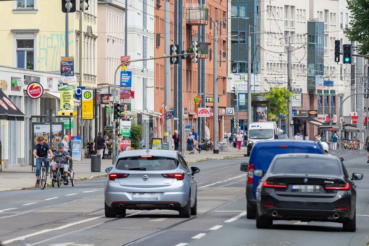 Befremdliche Szenen in Löbtau: Polizei muss Mann unter Kontrolle bringen