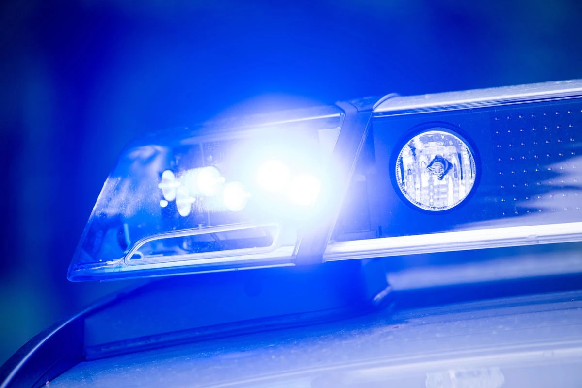Vor Gaststätte: Mann geht mit Messer auf zwei Personen los