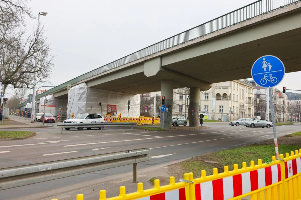 BMW-Fahrer hält an Leipziger Ampel: Plötzlich wird er mit Waffe bedroht