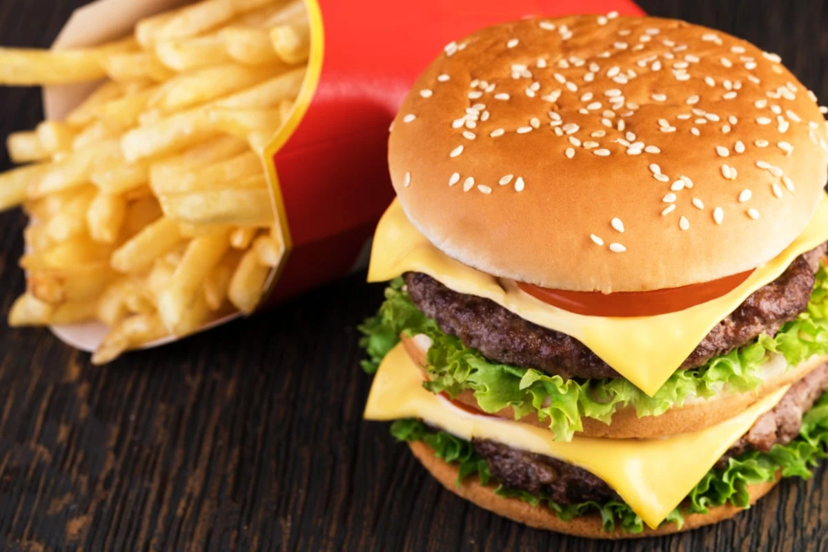 Aufruhr in McDonald’s-Filiale: Mann bekommt Burger und rastet aus
