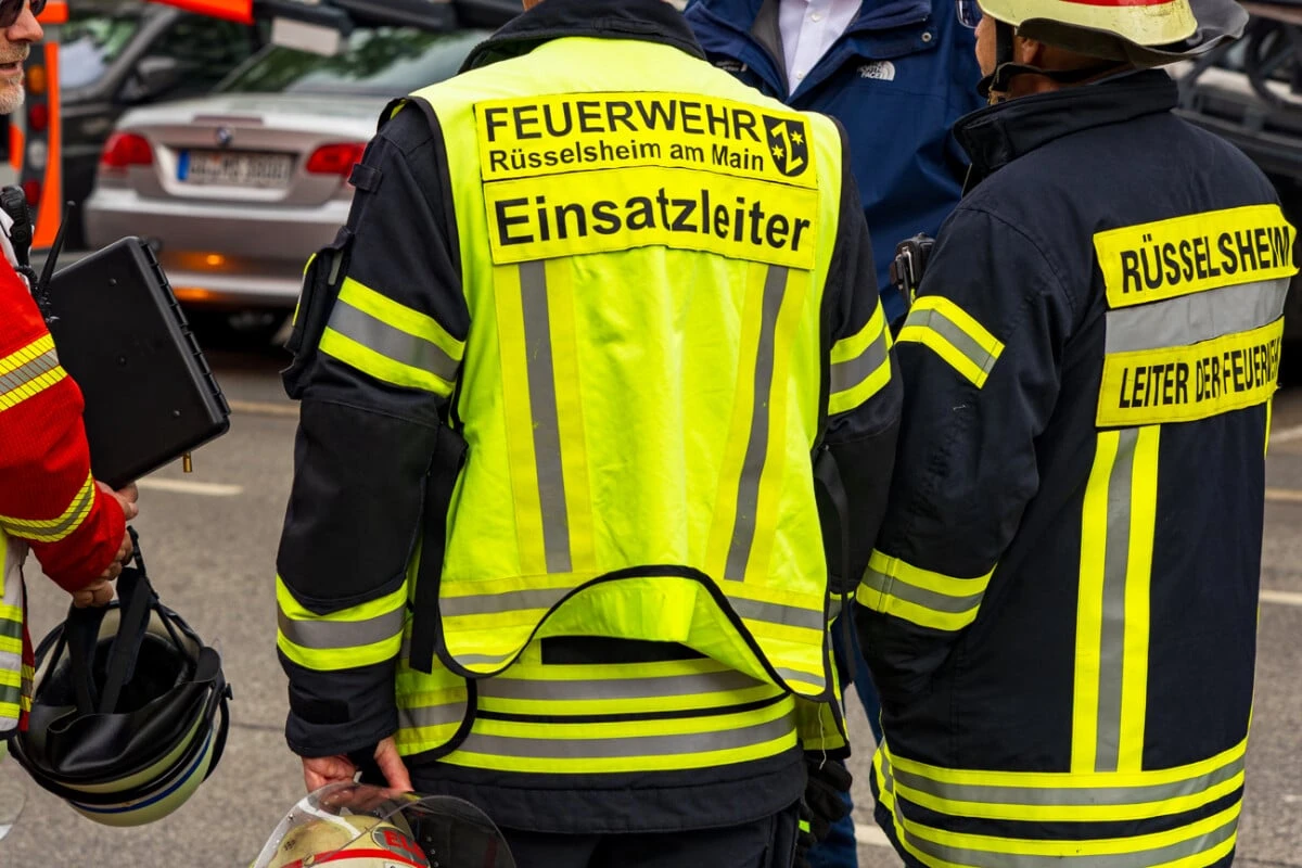 Wohnhaus-Brand: Zwei Kinder in Klinik, Polizei muss Anwohner festnehmen