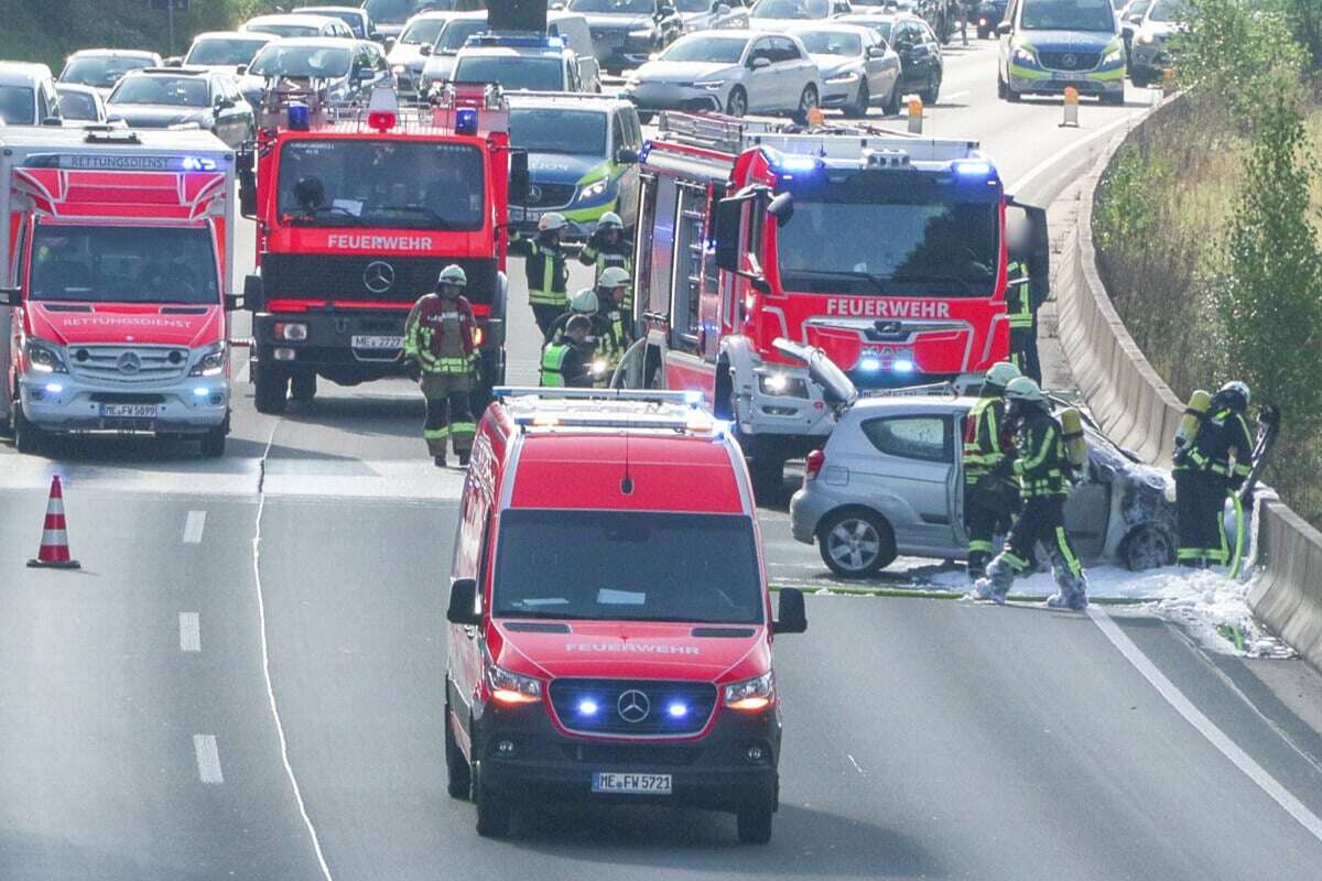 26-jährige Frau kracht auf A3 in Betonschutzwand, dann geht Auto in Flammen auf