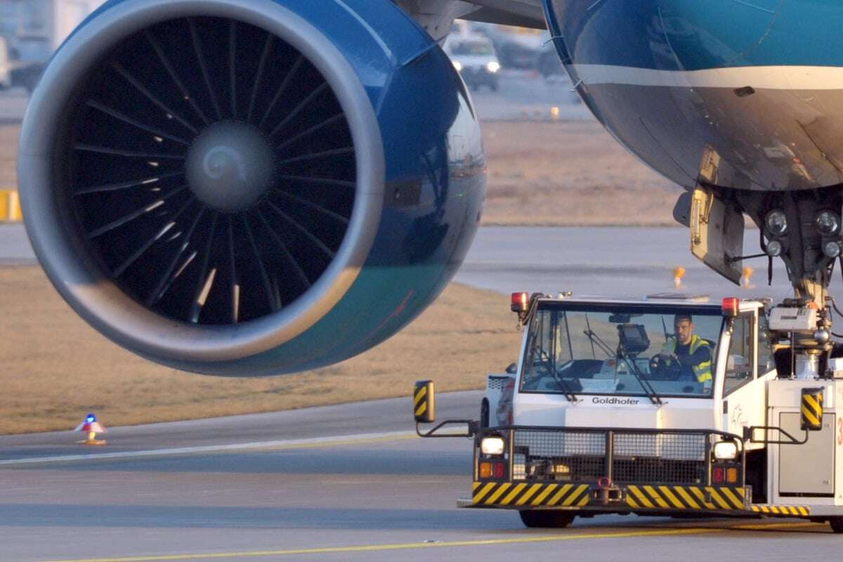 Drama auf Malle: Flugzeugschlepper zerquetscht Beine von Mitarbeiter - Amputation vor Ort!