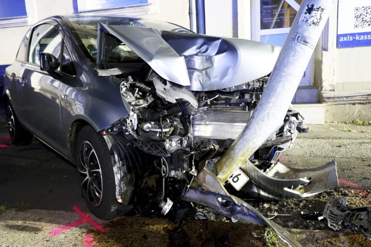 Opel kracht in Chemnitz gegen Laterne