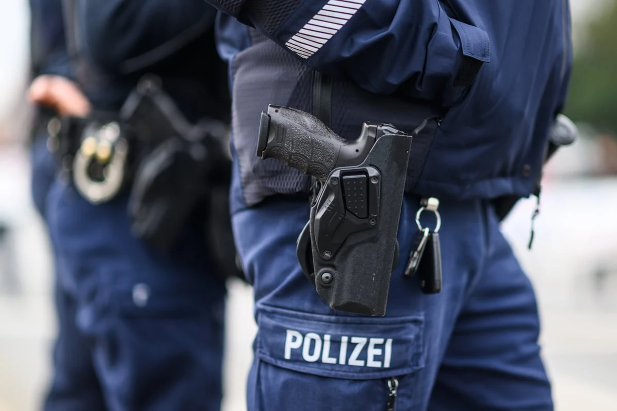Polizei stellt Drogen bei Razzia in Dresden sicher und nimmt 22-Jährigen fest