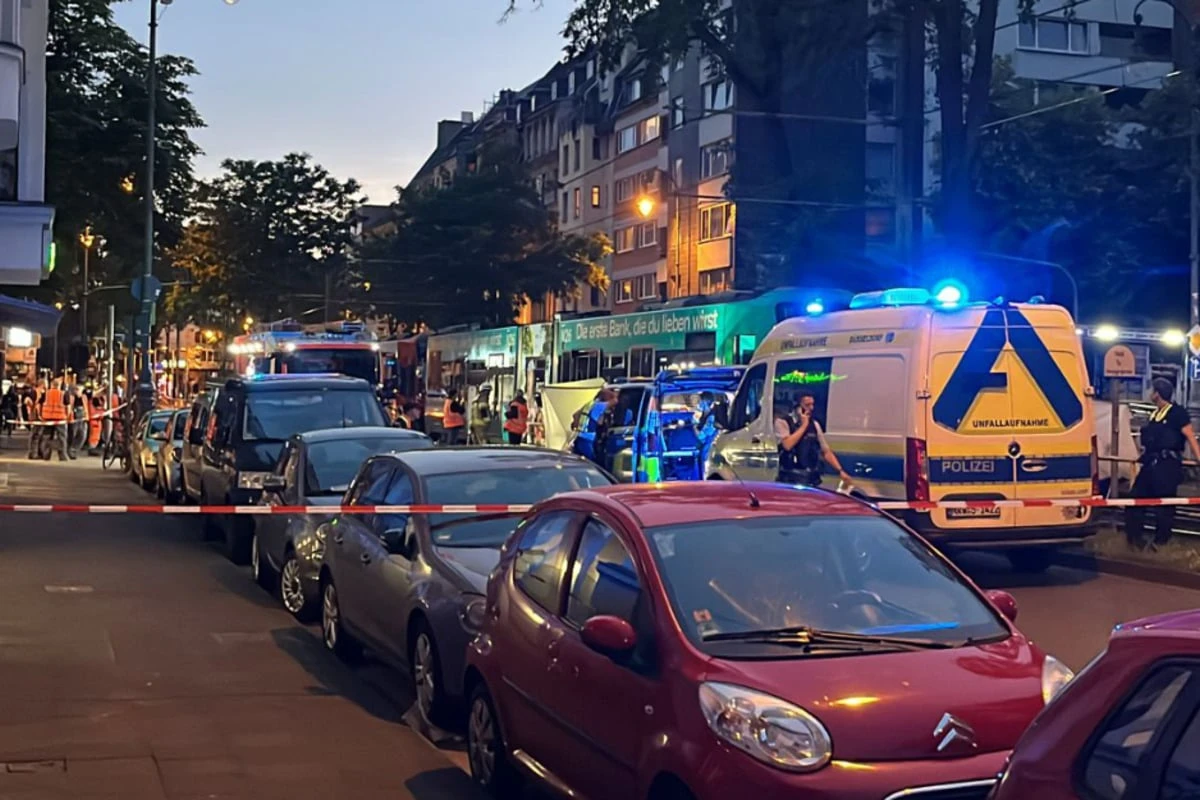 Trotz roter Ampel Schienen gekreuzt: Radler wird von Stadtbahn erfasst und tödlich verletzt