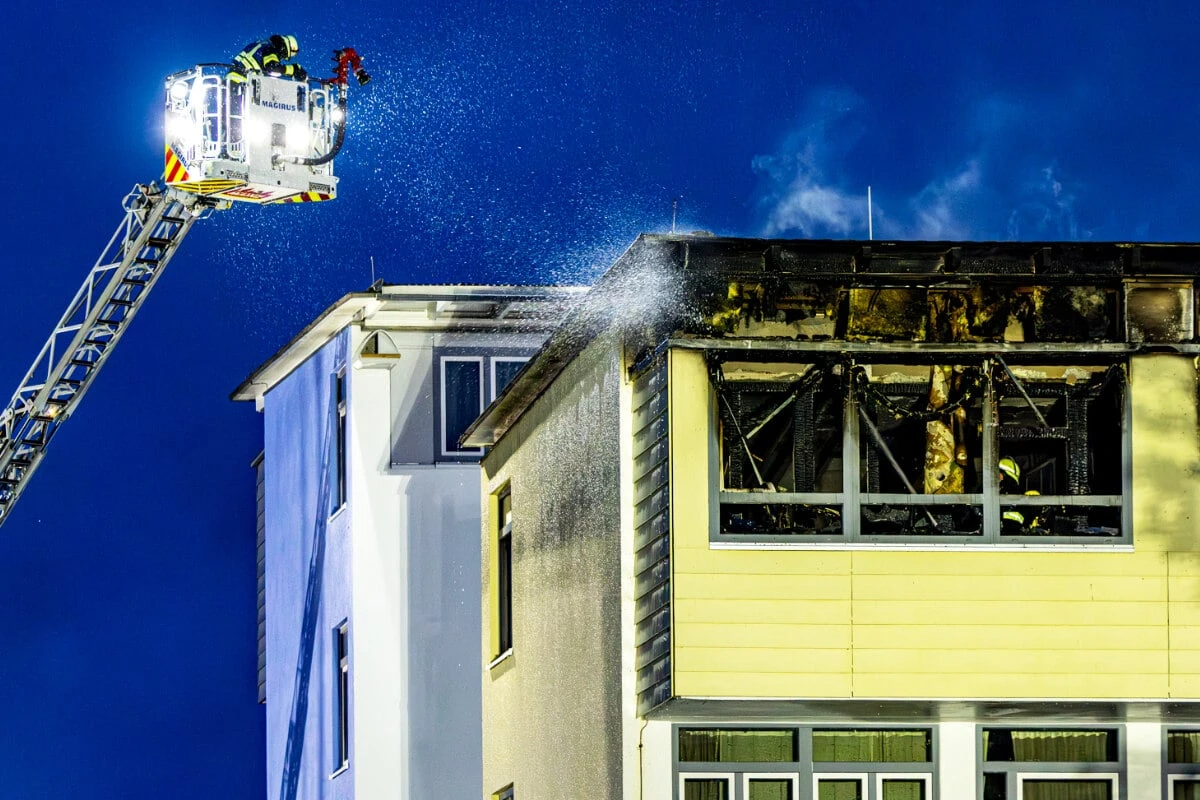 Küchenbrand eskaliert: Schaulustige behindern Großeinsatz der Feuerwehr
