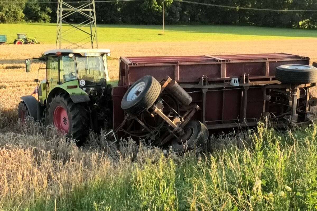 Motorradfahrer bei Sturz schwer verletzt, Traktor kann in letzter Sekunde ausweichen