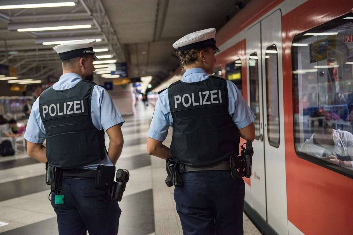 Unfall am Flughafen: 90-Jähriger will in S-Bahn einsteigen und kann nicht 