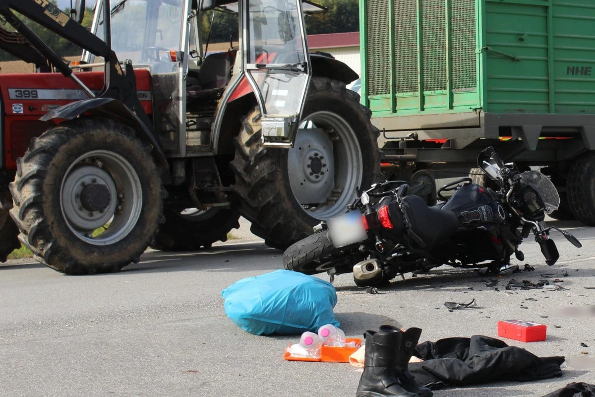 Beamte rechnen mit tragischem Ausgang: Schwerer Unfall zwischen Motorrad und Traktorgespann