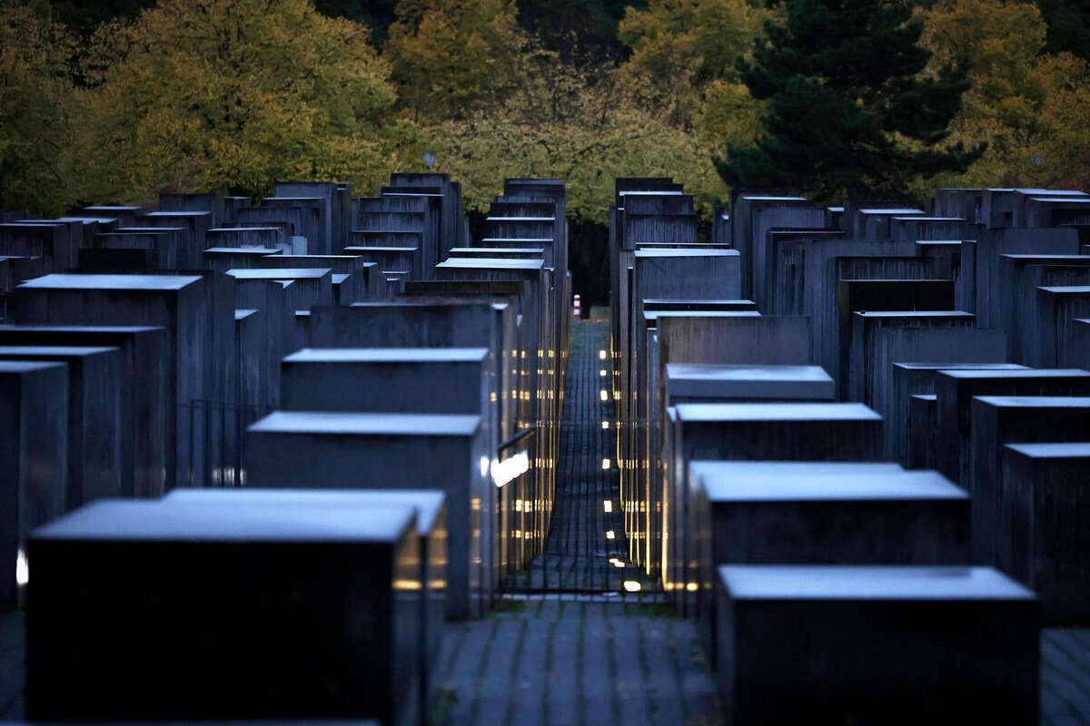 Mann zerstört am Holocaust-Mahnmal Kränze und verletzt zwei Menschen: Festnahme