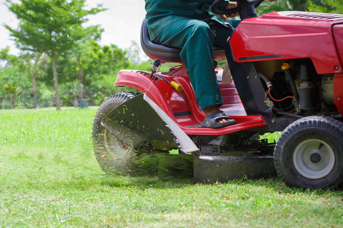 Tödlicher Unfall bei Gartenarbeiten: Mann verunglückt mit Rasenmäher